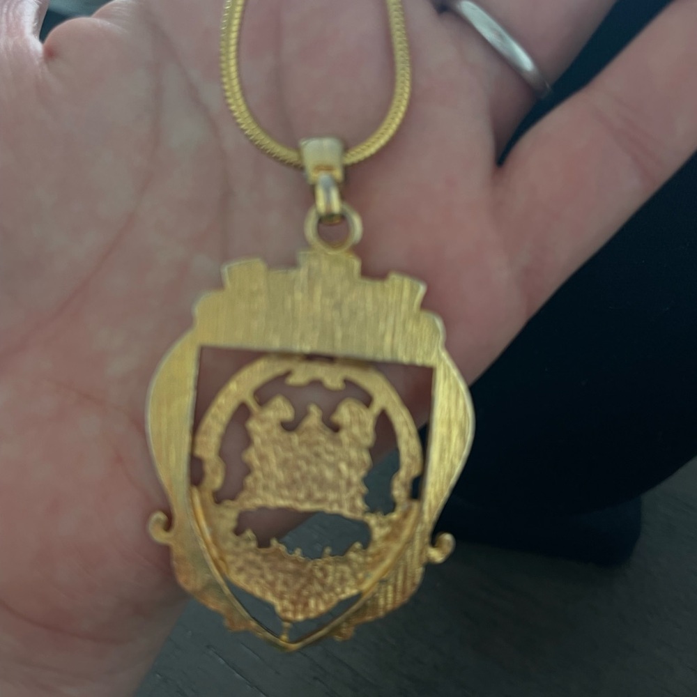Elegant Vintage Crest Necklace | Gold - Picture 5 of 6